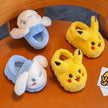 شباشب منزلية قطنية ناعمة ومريحة للأطفال، بتصميم بوكيمون بيكاتشو، مناسبة لفصلي الخريف والشتاء. تتميز بنعل ناعم مانع للانزلاق، وهي دافئة ومناسبة للارتداء داخل المنزل.