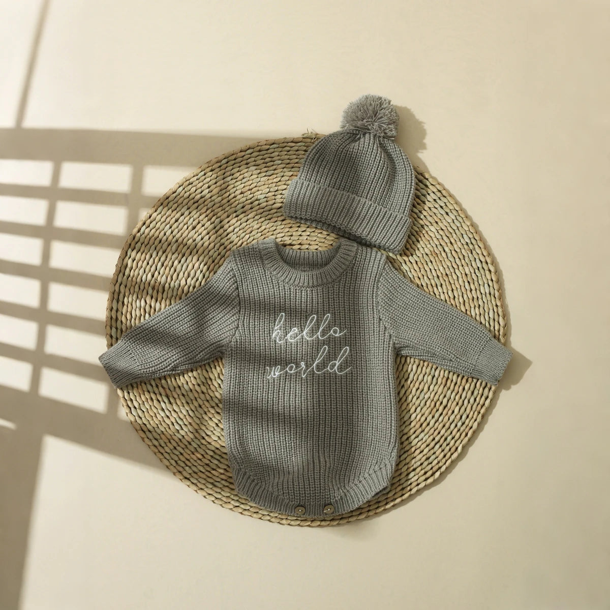 طقم ملابس تصوير للأطفال حديثي الولادة من Ylsteed Hello World، يتضمن رومبير محبوك وقبعة مزينة بكرات زينة، مناسب للأولاد والبنات.