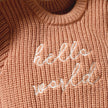 طقم ملابس تصوير للأطفال حديثي الولادة من Ylsteed Hello World، يتضمن رومبير محبوك وقبعة مزينة بكرات زينة، مناسب للأولاد والبنات.