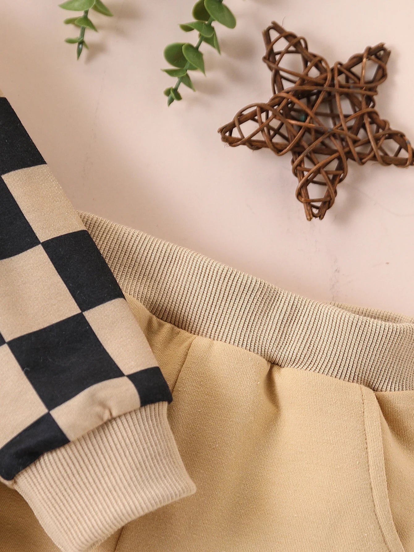 2-piece set of fashionable and casual round neck patchwork plaid long sleeved hoodie and pants for baby boys, autumn and winter