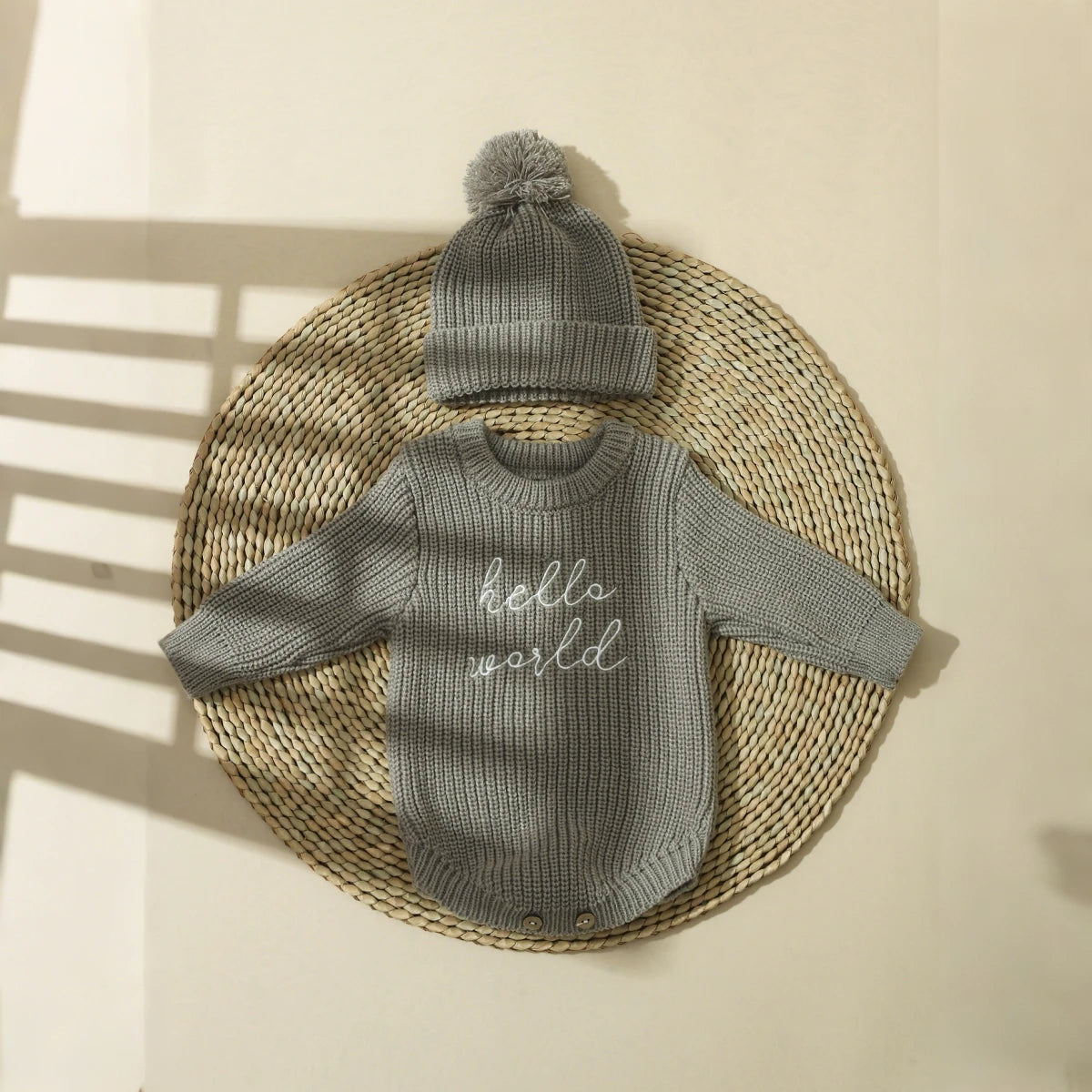 طقم ملابس تصوير للأطفال حديثي الولادة من Ylsteed Hello World، يتضمن رومبير محبوك وقبعة مزينة بكرات زينة، مناسب للأولاد والبنات.