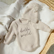 طقم ملابس تصوير للأطفال حديثي الولادة من Ylsteed Hello World، يتضمن رومبير محبوك وقبعة مزينة بكرات زينة، مناسب للأولاد والبنات.