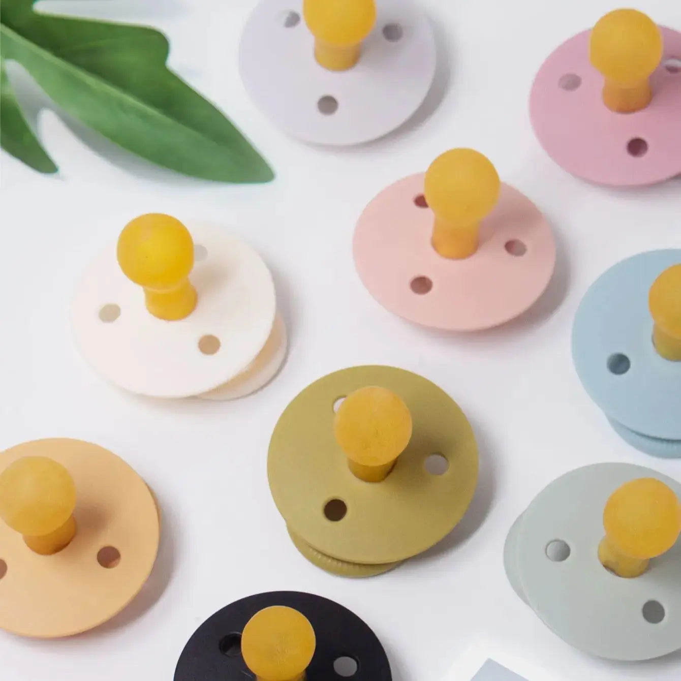 1 Pc Baby Latex Pacifier More Soft close to MOM's breast Round baffle variety colors Younger baby pacifier soother