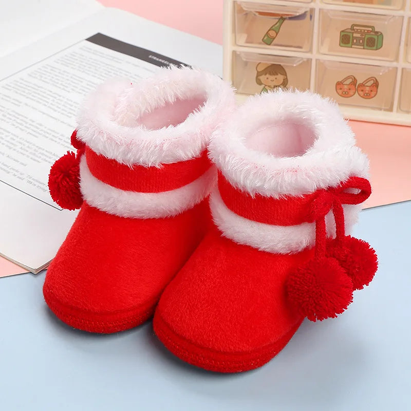 أحذية جديدة أنيقة ومريحة للأطفال حديثي الولادة من الجنسين، جوارب ناعمة مزينة بكرات صوفية، أحذية شتوية دافئة للأطفال الرضع والصغار.