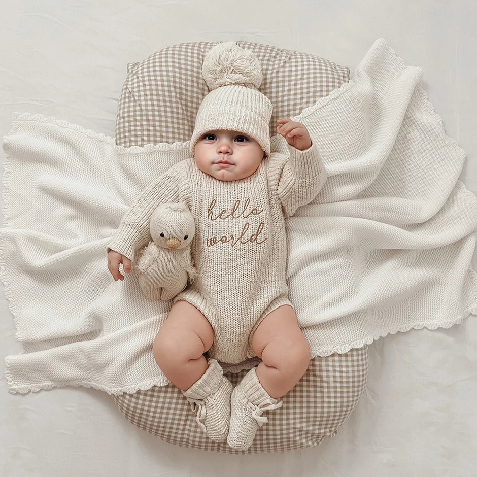 طقم ملابس تصوير للأطفال حديثي الولادة من Ylsteed Hello World، يتضمن رومبير محبوك وقبعة مزينة بكرات زينة، مناسب للأولاد والبنات.